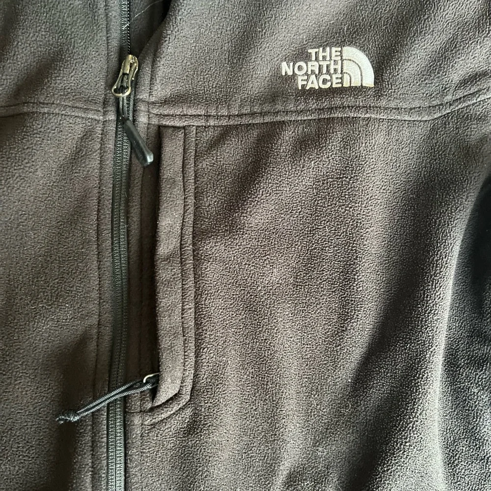 The North Face Men’s Black Fleece Zip-up